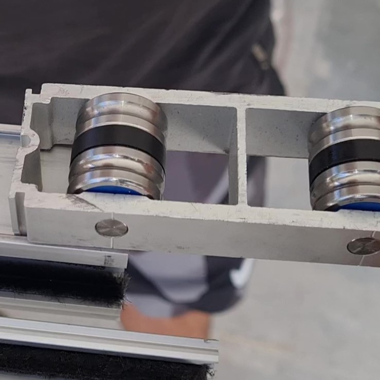 גלגלי המערכת מיוצרים בטכנולוגיה מיוחדת המאפשרת נשיאת משקלים כבדים, לתזוזת הכנף בצורה רכה ותפקוד לאורך זמן.