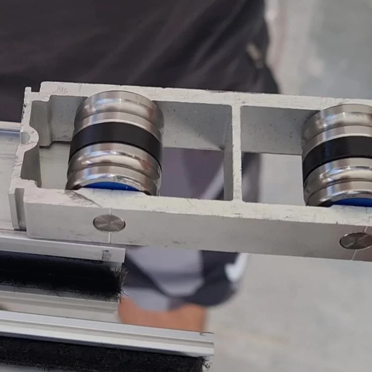 גלגלי המערכת מיוצרים בטכנולוגיה מיוחדת המאפשרת נשיאת משקלים כבדים, לתזוזת הכנף בצורה רכה ותפקוד לאורך זמן.