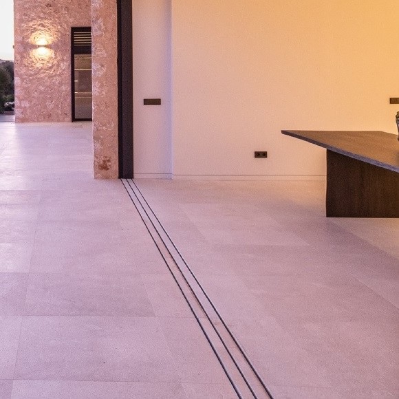 משקופי המערכת כולם נעלמים בתוך הקיר, בריצוף ובתקרה.