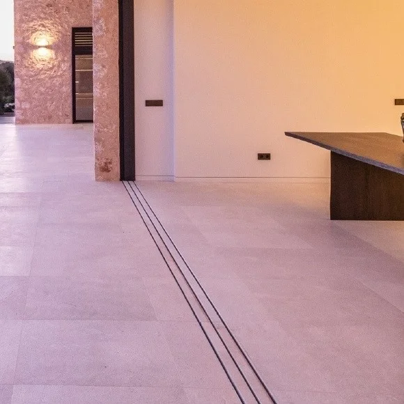 משקופי המערכת כולם נעלמים בתוך הקיר, בריצוף ובתקרה.