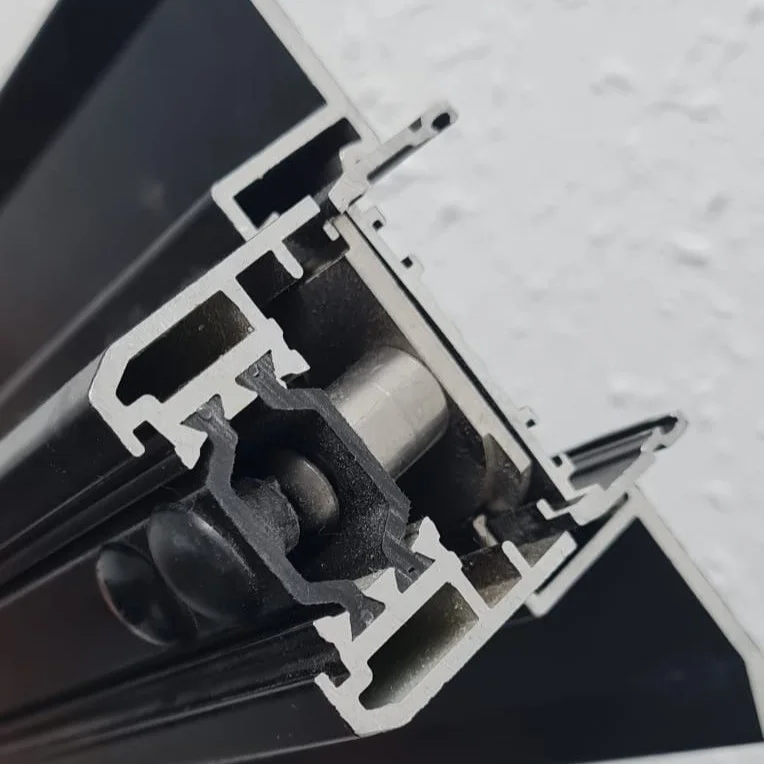 פרופילי האלומיניום בעלי נתק מיוחד לבידוד טרמי בין החוץ לפנים.