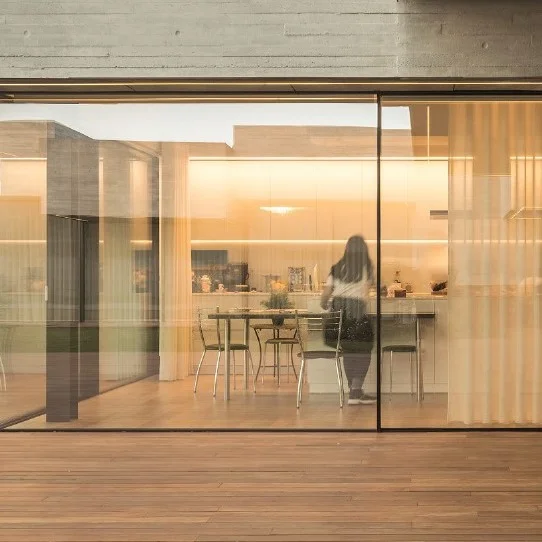 במרכז החלון יש פרופיל דק, שאינו עולה על 2 ס"מ ברוחב.